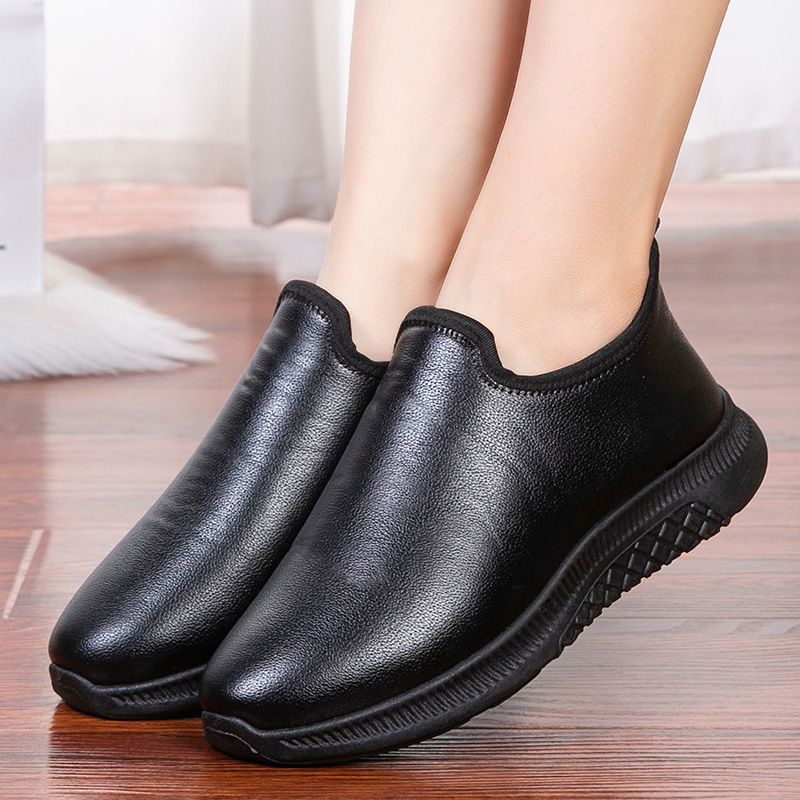 Northern China Wolf Is Having a Big Loss-Making Sale on Cheap Women's Leather Shoes, Leather Cotton Shoes, Waterproof Leather Boots, Winter Leather Shoes, and Cotton Shoes for Middle-Aged and Elderly Women