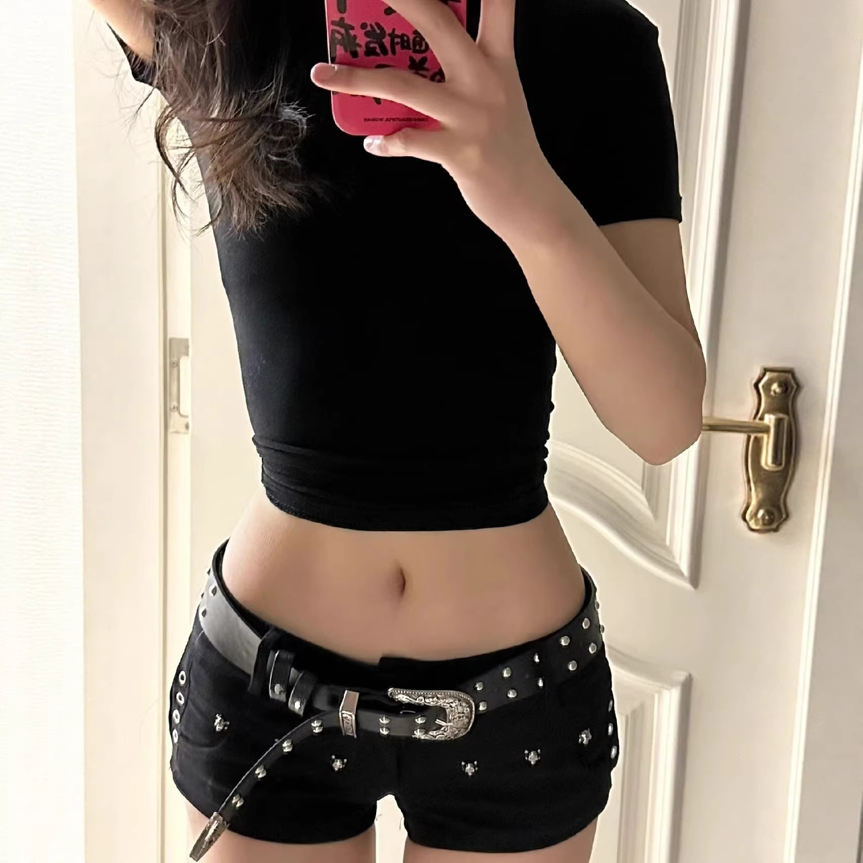 American-Style Spicy Girl Y2K High-Waisted Denim Shorts with Rhinestones and Skull Design, Slim-Fit Ultra-Short Hot Pants for Women