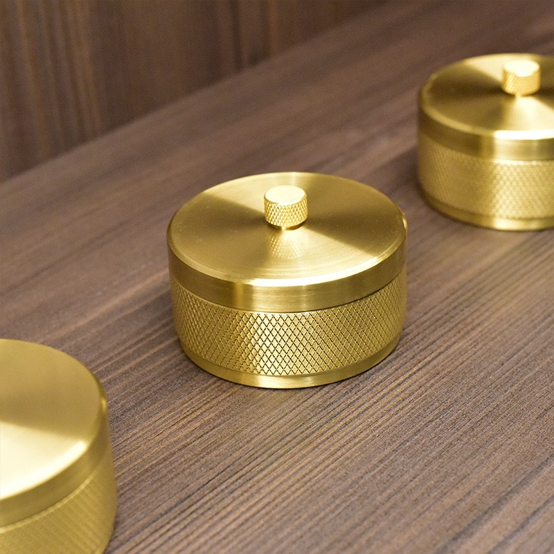 Pure Brass Accessible Luxury Round Ashtray with Lid for Home Living Room, Hotel, Car Office, High-End Ornaments