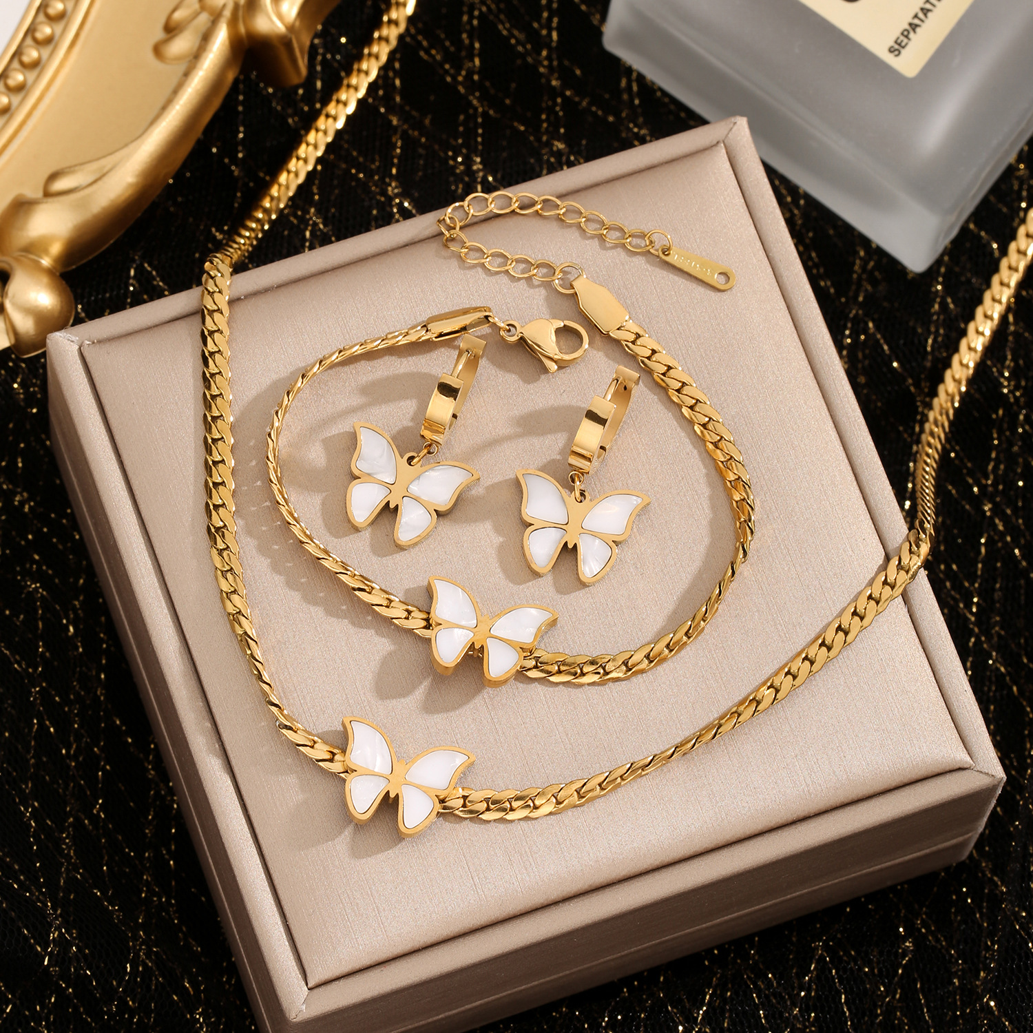 Europe and the United States cross-border 2024 new Korean version of the horse whip chain titanium steel white shell butterfly fashion Joker clavicle chain women wholesale