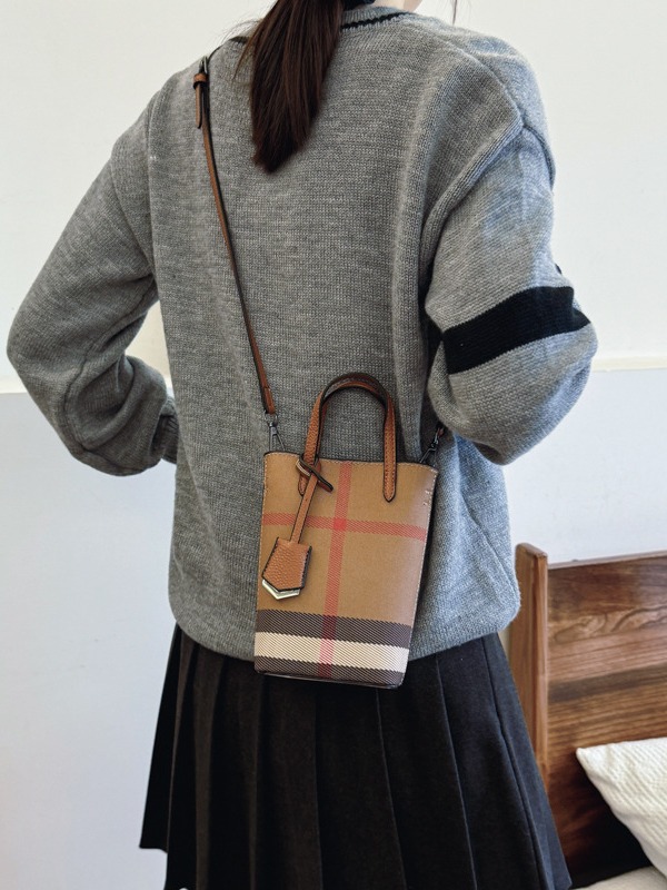 High-end Niche Plaid Retro Bag Women's 2024 New Fashion Handbag Shoulder Bag Crossbody Mobile Phone Bag