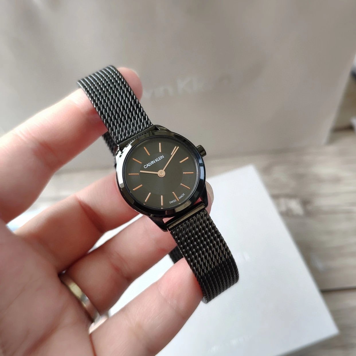 新款 Cain Klein (CK石英女表),线条流畅,时尚又摩登,网带,表径~24mm,采用强化矿物质玻璃,瑞士ETA901.001机芯(市面上都是日本机)简约而富有时尚