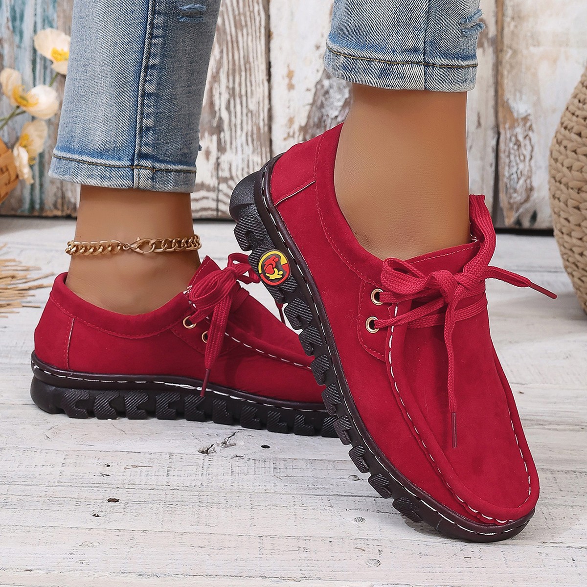 Cross-border plus size leisure soft bottom sneaker 2024 new comfortable flat lace solid color foreign trade mother shoes
