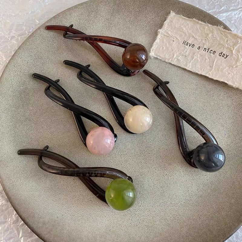 Vintage Atmospheric brown Pearl Word Grab Clip Women's 2024 New High-end Sense Twisted Hairpin Back Head Shark Clip
