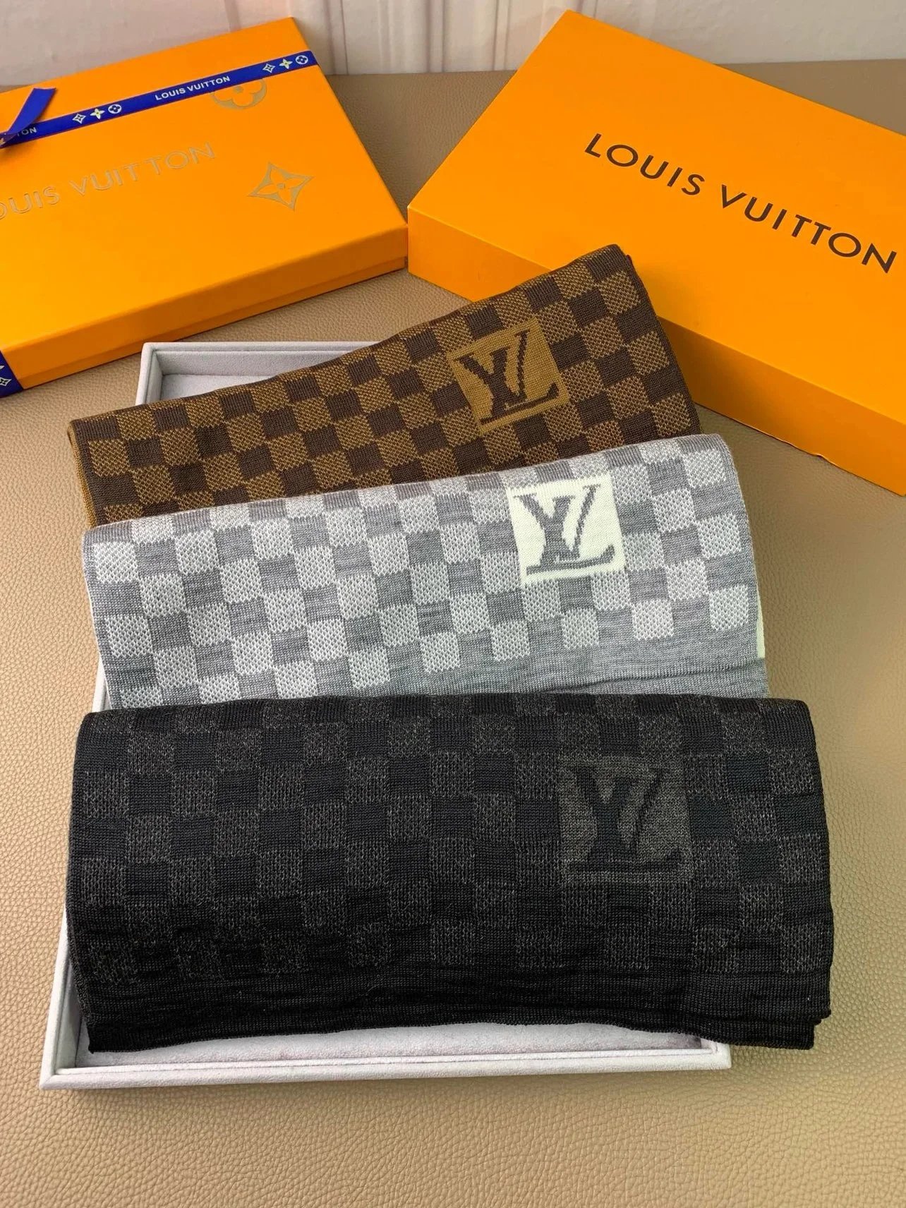 Louis Vuitton Damier Scarves QC photo from WEIDIAN on Qualit.ly
