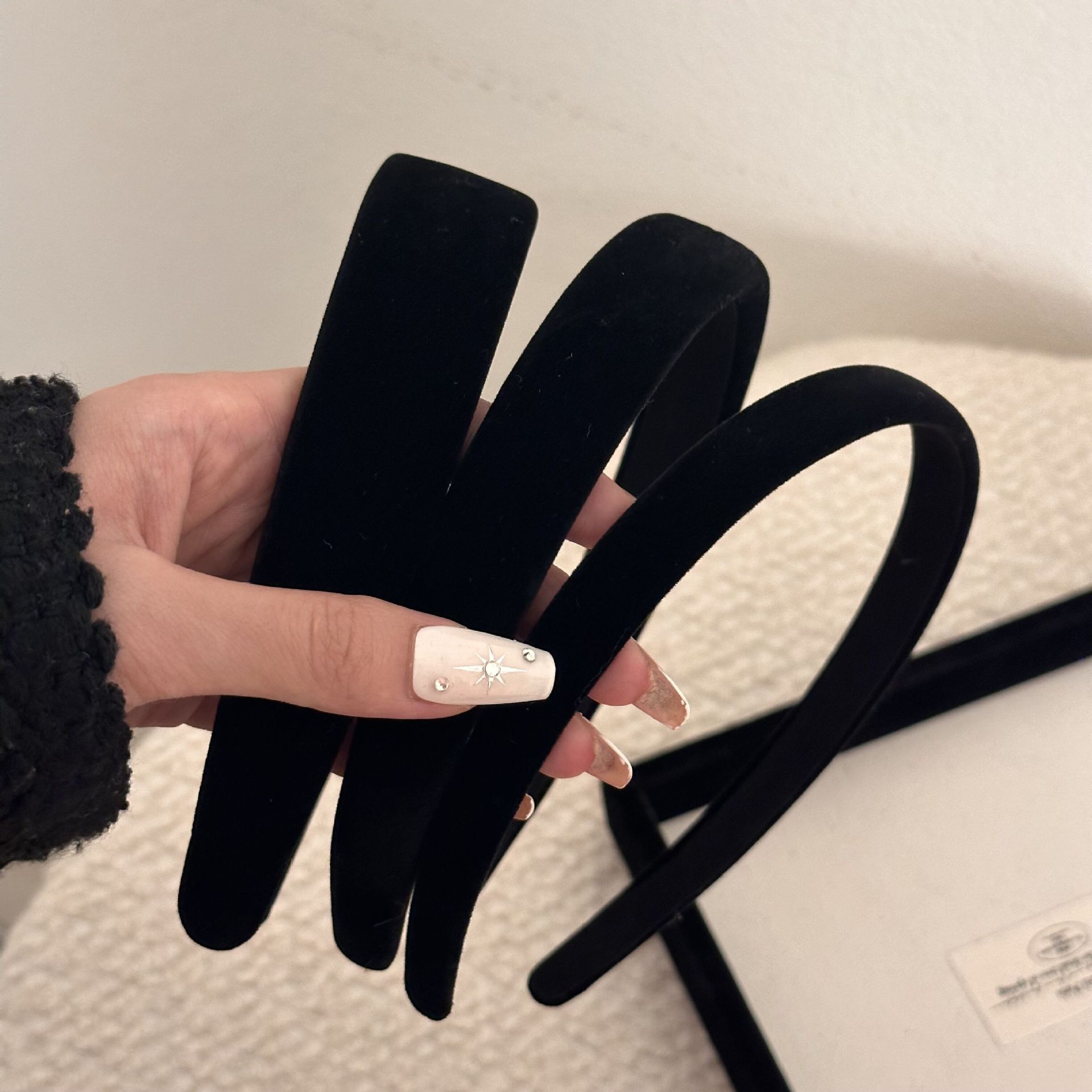 South Korea Korean style black velvet wide-brimmed headband high-grade French retro headband women's white face-looking small face wash headdress