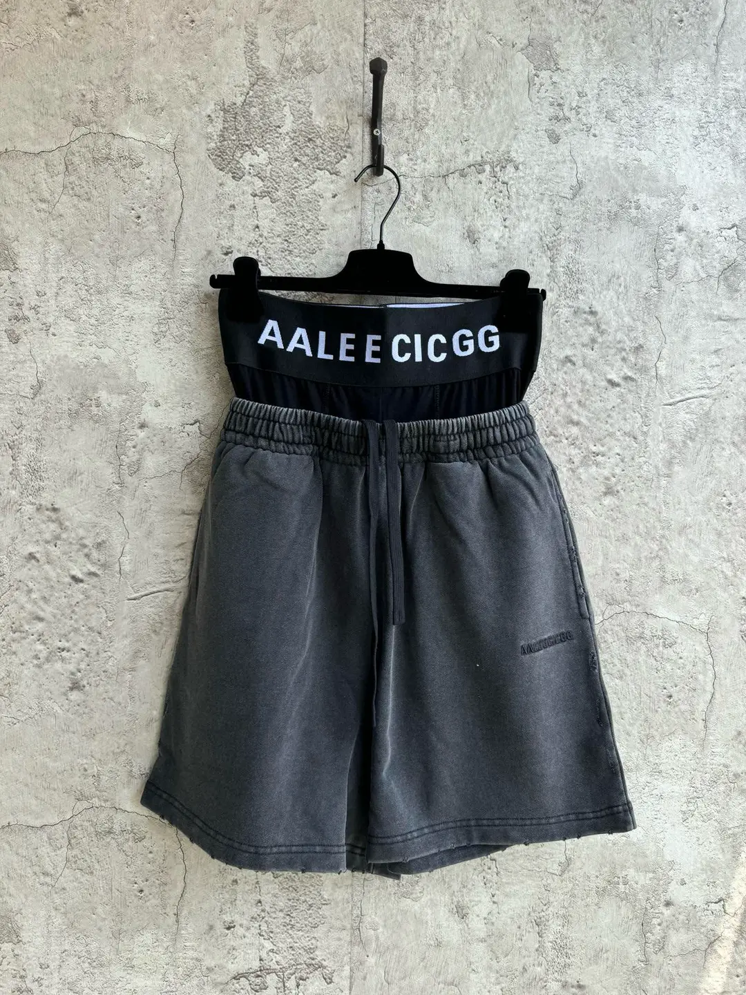 ceiling! Paris style fake two-piece underwear with embroidered logo, sports shorts, sweatpants, men's and women's couple outfits, trendy
