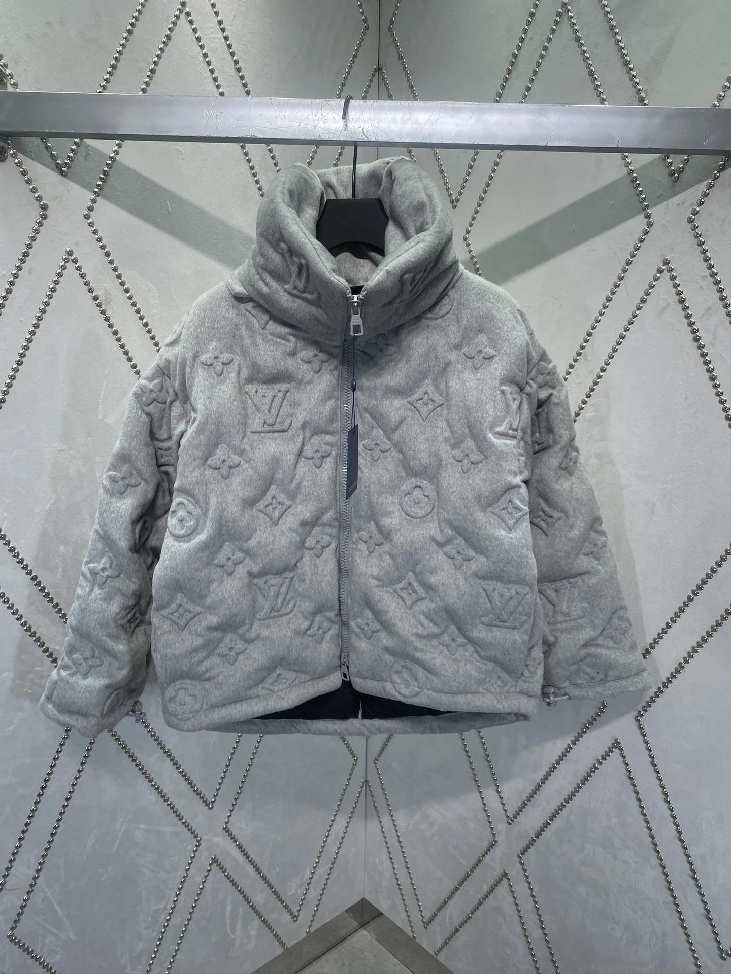 LB embossed presbyopic heavy industry down jacket show