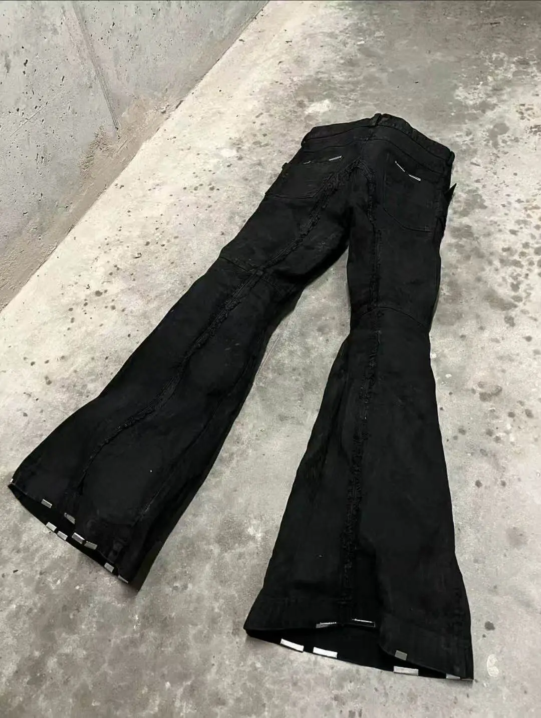 SPAVAIDERIAONE EVIL (e) RA Evil Generation RO destroys floor mopping horns, brushes wax jeans