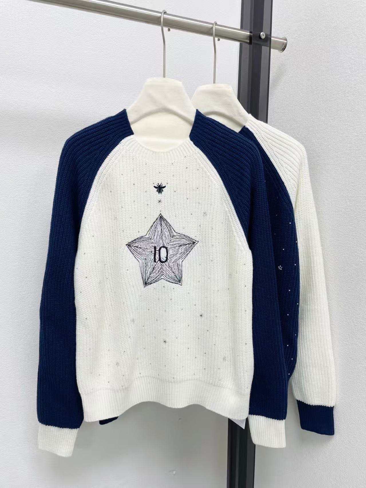 High-End D+ Five-Pointed Star Letter Embroidery Knit Sweater, New Color-Blocking Soft Skin-Friendly Round-Neck Sweater for Women, Autumn/Winter 2025
