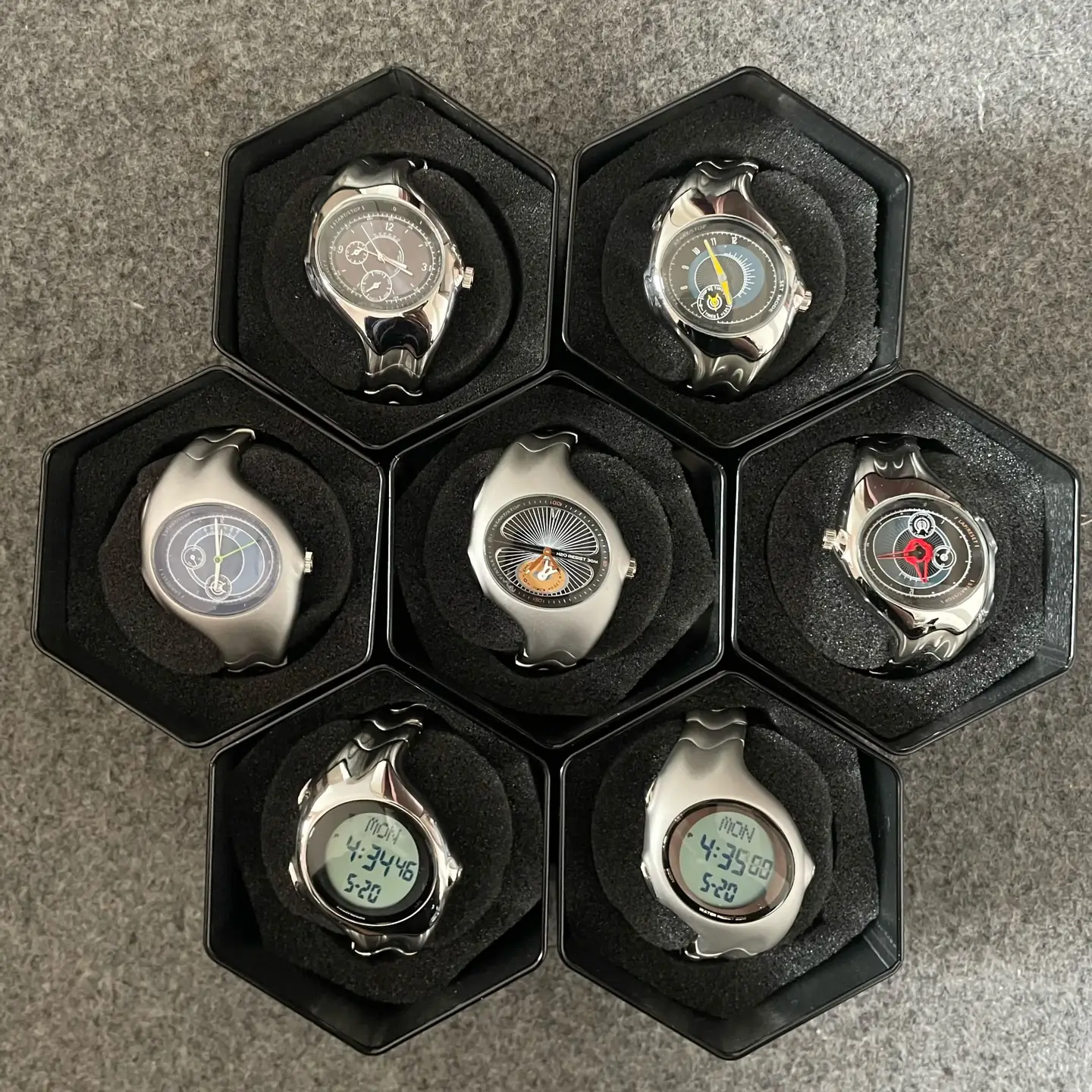 Toy Special-Shaped Twisted Original Ch Non-Mechanical Watch Y2K Fashion Trendy Retro Watch Classy Ins Niche style Sports