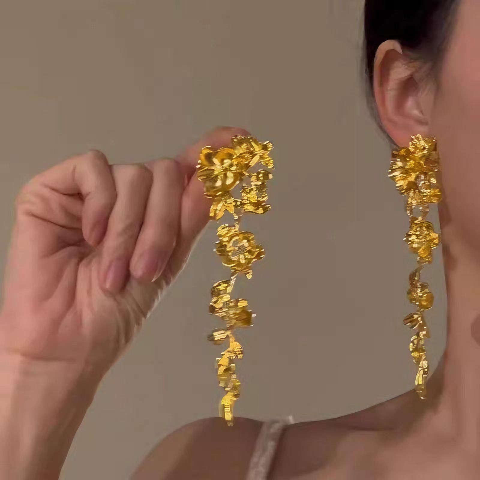 High-grade Light Luxury Golden Flower Earrings Retro New Chinese Style Horse Face Skirt Earrings Exaggerated Elegant Long Tassel Earrings