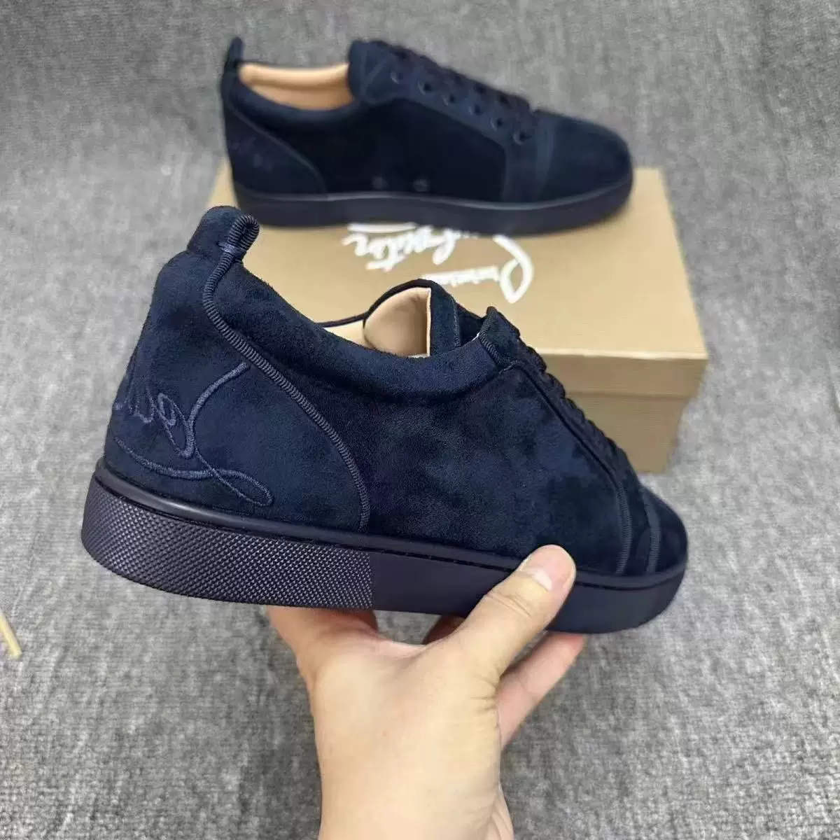 European new sports red soled men's shoes with suede leather low top, fashionable flat bottom, trendy lace up casual board shoes for men
