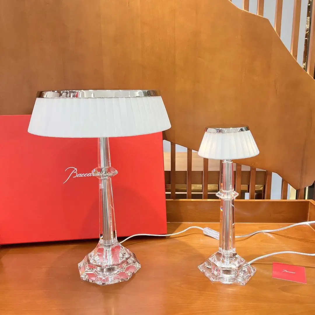Baccarat/巴卡拉水晶台灯灯体六角形造型设计，多角度呈现水晶的绮丽光彩灯罩褶皱面料灯罩设计，使产生的光线更柔和温暖材质：水晶+304不锈钢+绢布