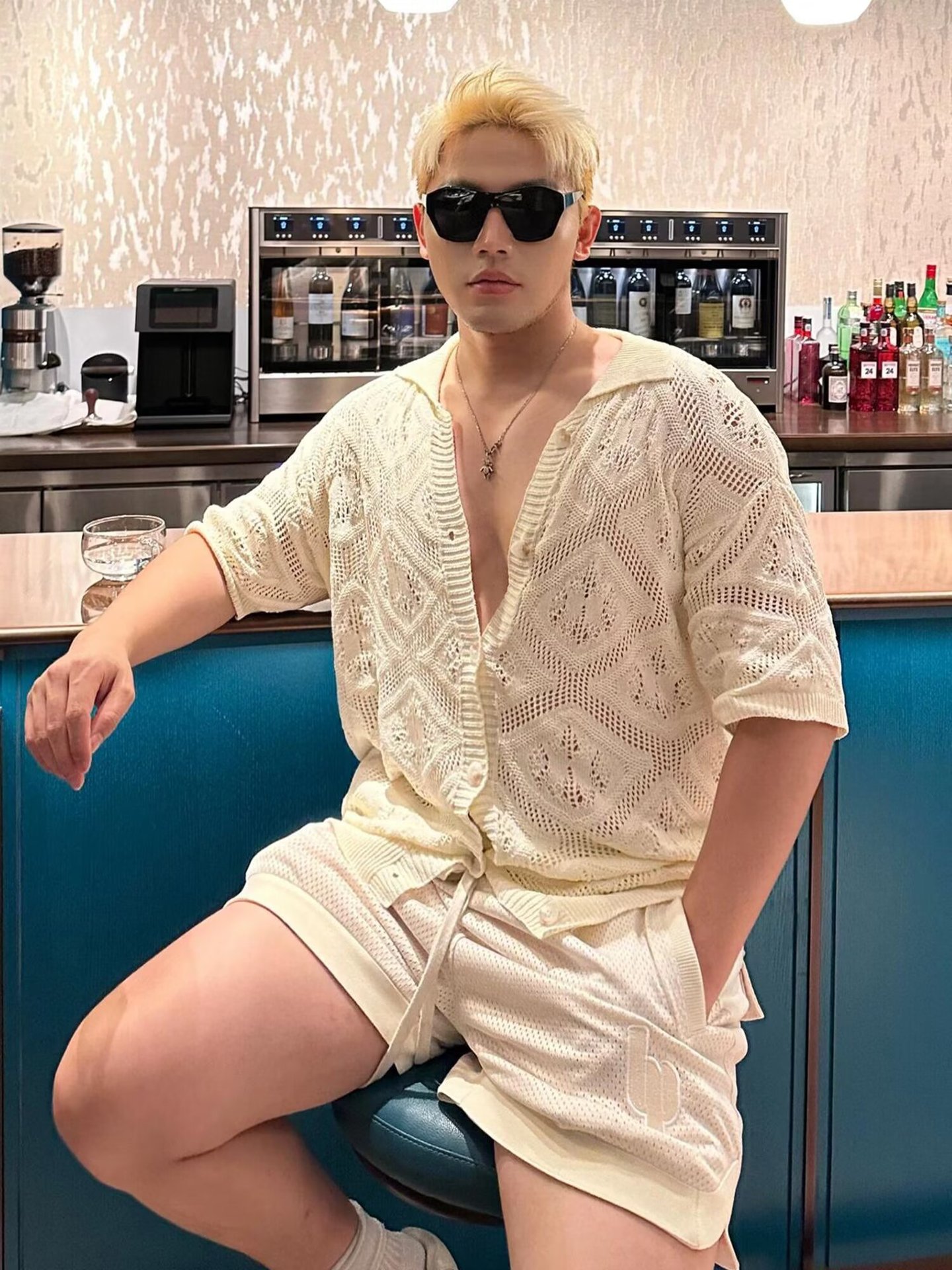 Korean shirt hollow lace knitted cardigan men's loose short sleeve lapel tooling T-shirt mesh perspective polo shirt.