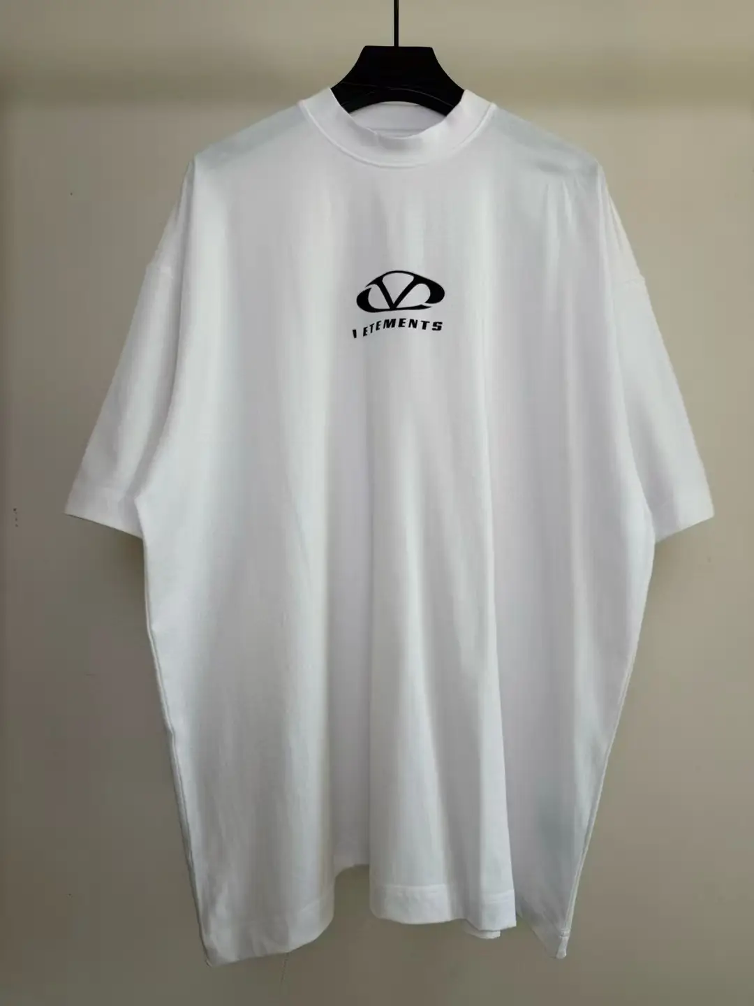 Spot Ietments 25Ss Oval Logo White New Black V Logo Men's and Women's Extra Large Os Short-Sleeved T-Shirt