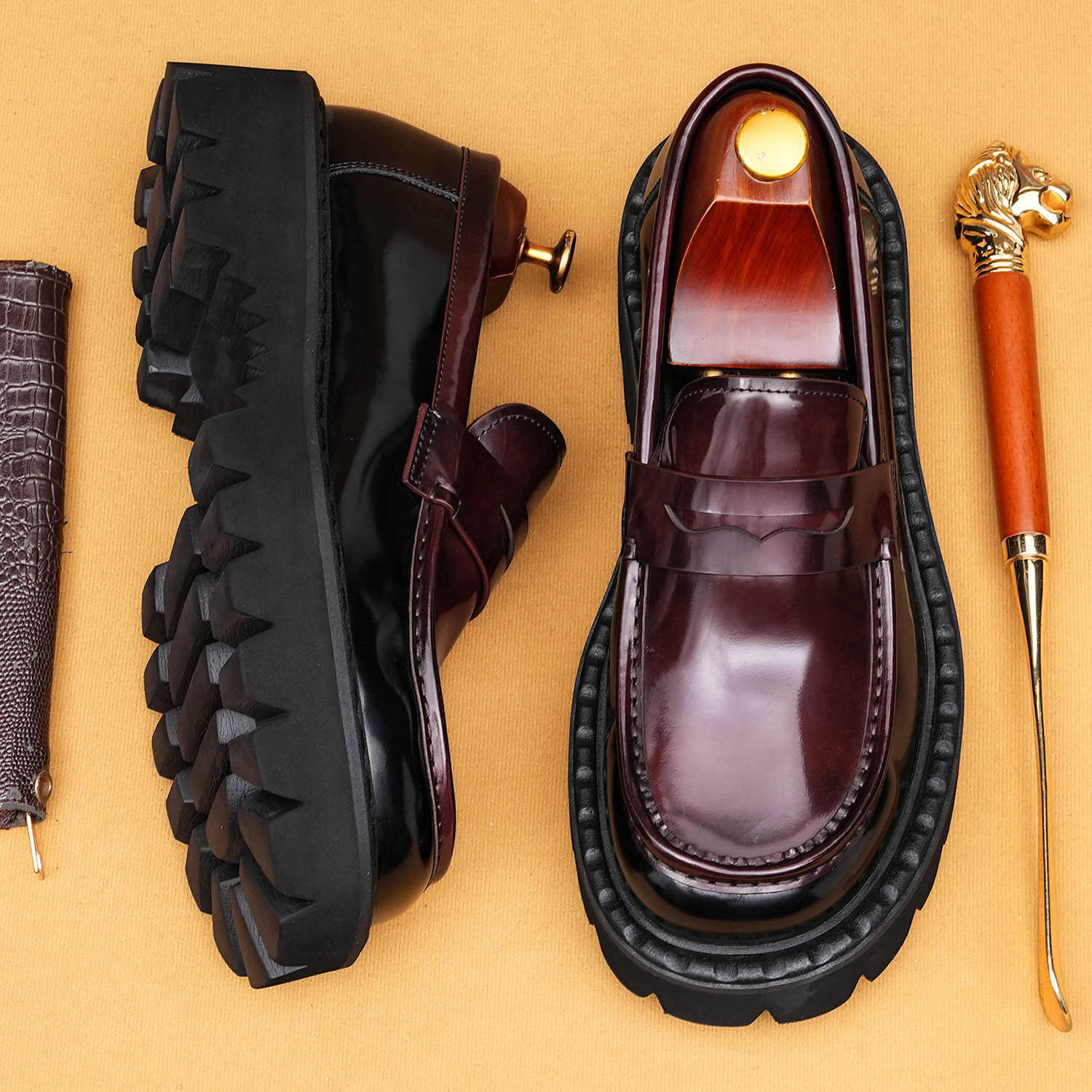 【】Men's Glossy Leather Shoes 2026 New Style Thick-Soled British Style Color-Blocking Slip-On Loafers Lp Loafers for Men
