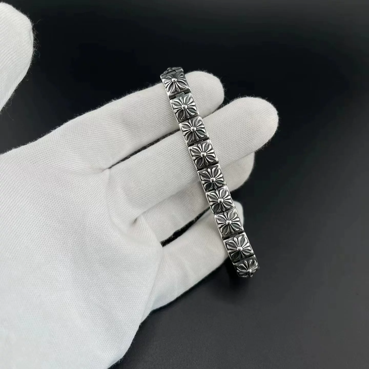 925 Silver Classic Retro Cross Bracelet, Unique and Bold Niche Design, High-End Trendy Thai Silver Bracelet for Men and Women Foto QC de TAOBAO na Qualit.ly