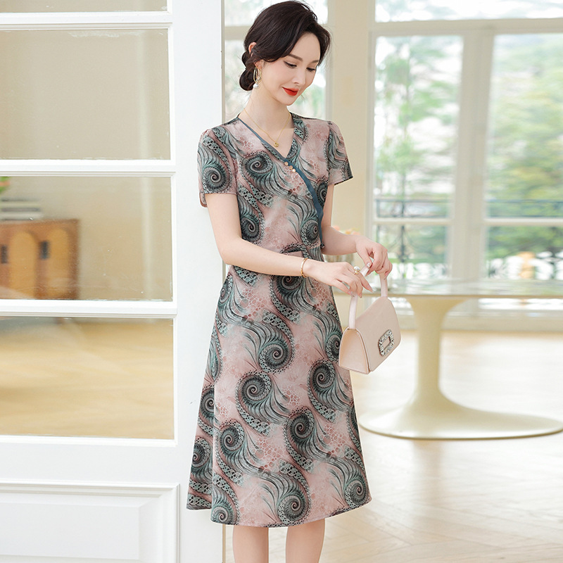 Women's Printed Fashion Dress with Stylish V-Neck, Waist-Cinching Design for Middle-Aged and Older Women, Slimming Effect, Summer Chiffon Dress for Moms
