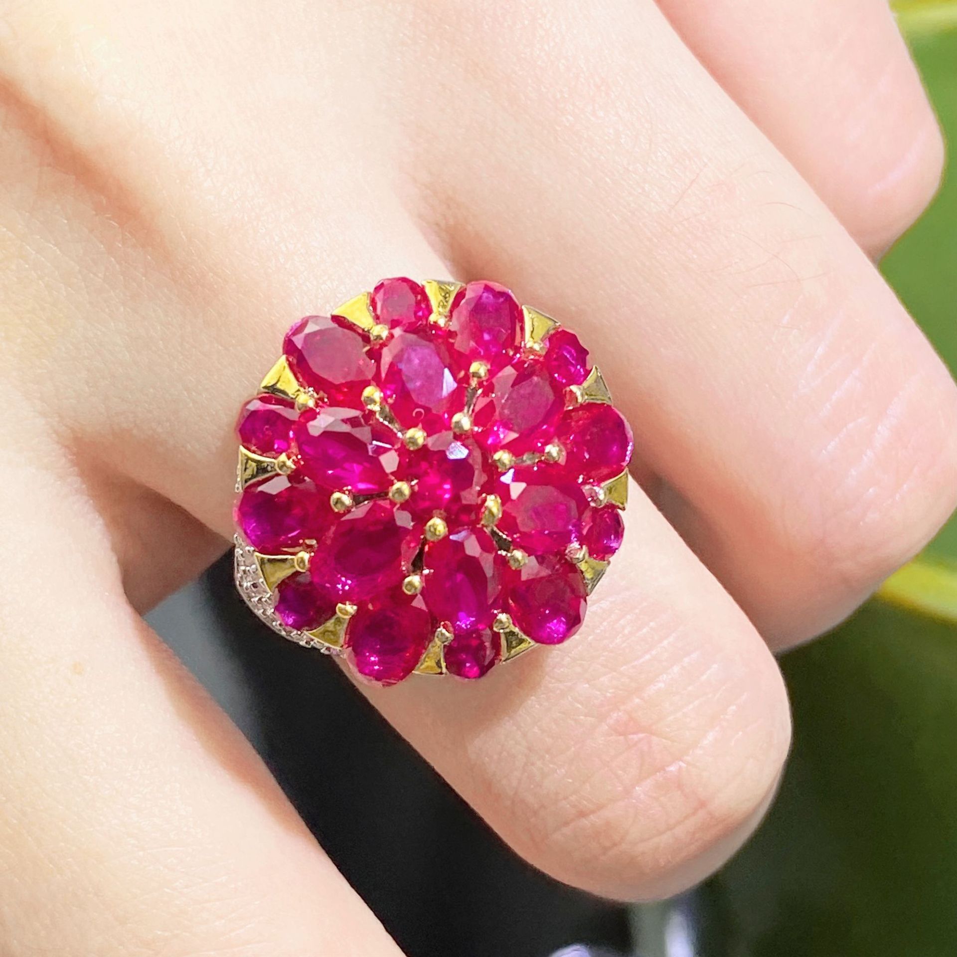 High-grade cold-style double-color gold electroplated Diamond-embedded pitaya ring retro luxury high-carbon Diamond red corundum female ring
