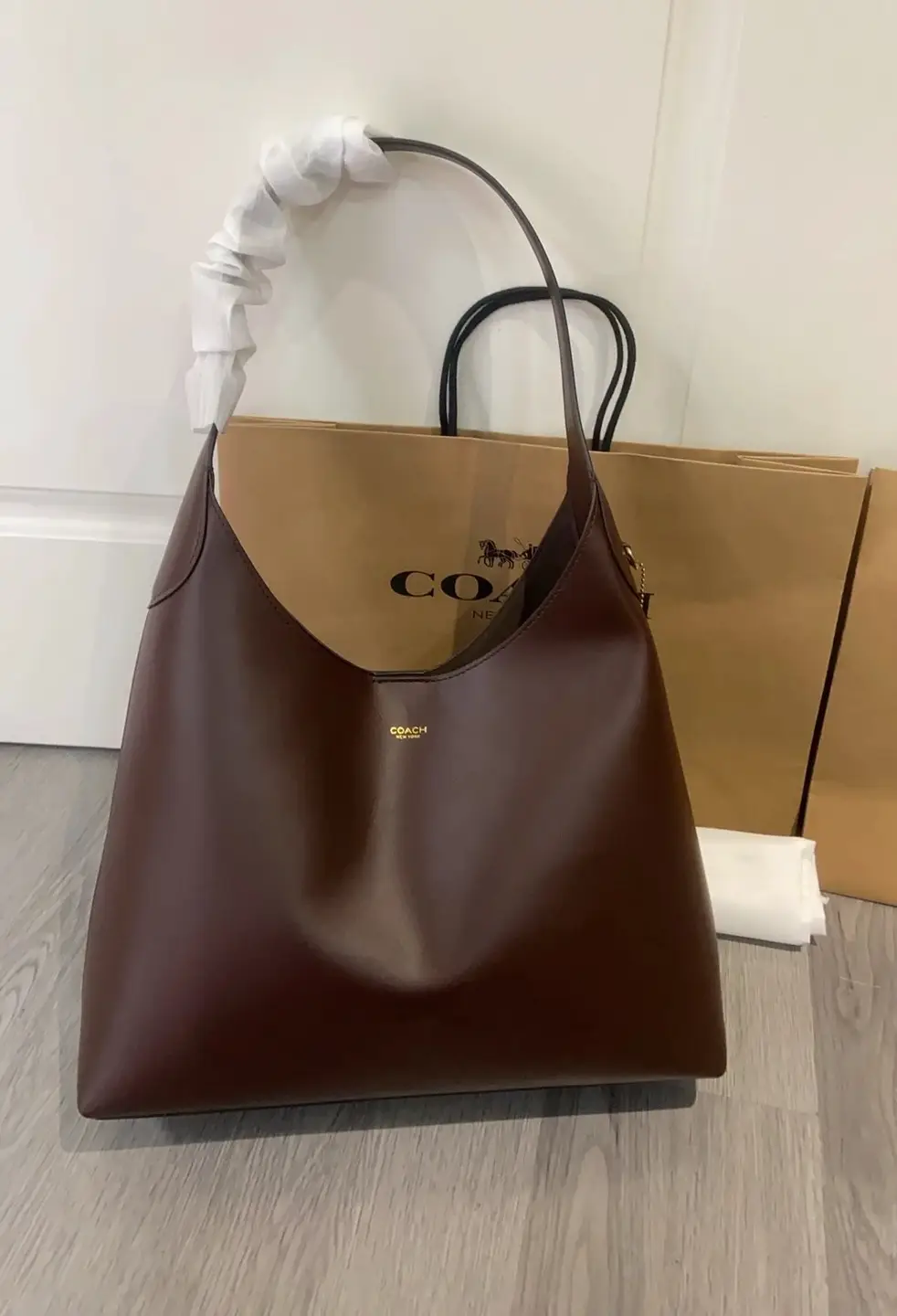 The CCU00 Brooklyn shoulder bag, with a new size of 34cm, features an elegant and minimalist design, showcasing the unique attitude of New York. The large-sized half moon bag style is made of natural grain leather with exquisite texture and soft texture, with a size of 34cm