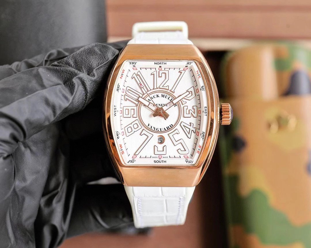 法兰克 穆勒 Franck Muller V45 SC DT系列54*42*15mm 全自动机械机芯 蓝光镀膜玻璃 牛皮表带底部橡胶 折叠扣 糅合运动设计风格 中间完美弧线夹层设计 尽显绅士