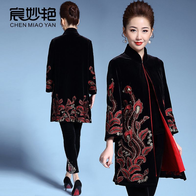 Middle-aged and elderly women's plus size gold velvet coat women's spring heavy industry embroidery women's trench coat mother outfit factory wholesale
