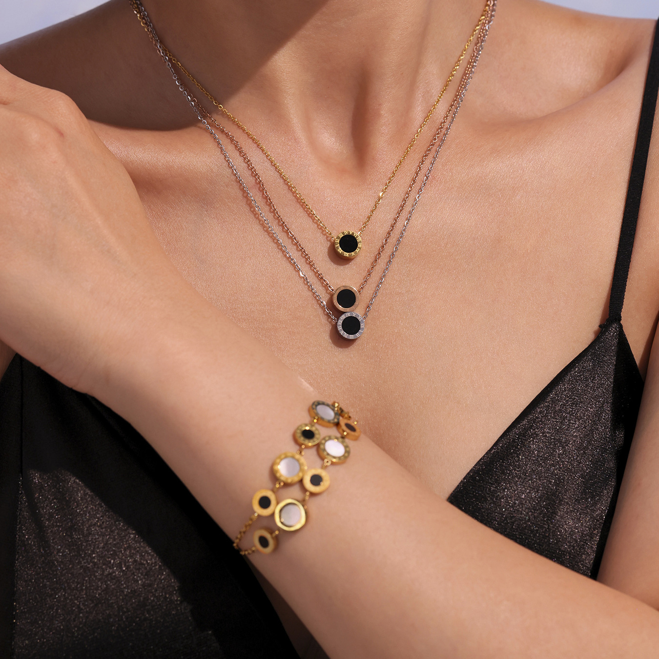 Roman Numeral Single-Sided White Shell Bracelet and Necklace Set, Trendy Stainless Steel Jewelry with a Niche High-End Feel, Non-Fading