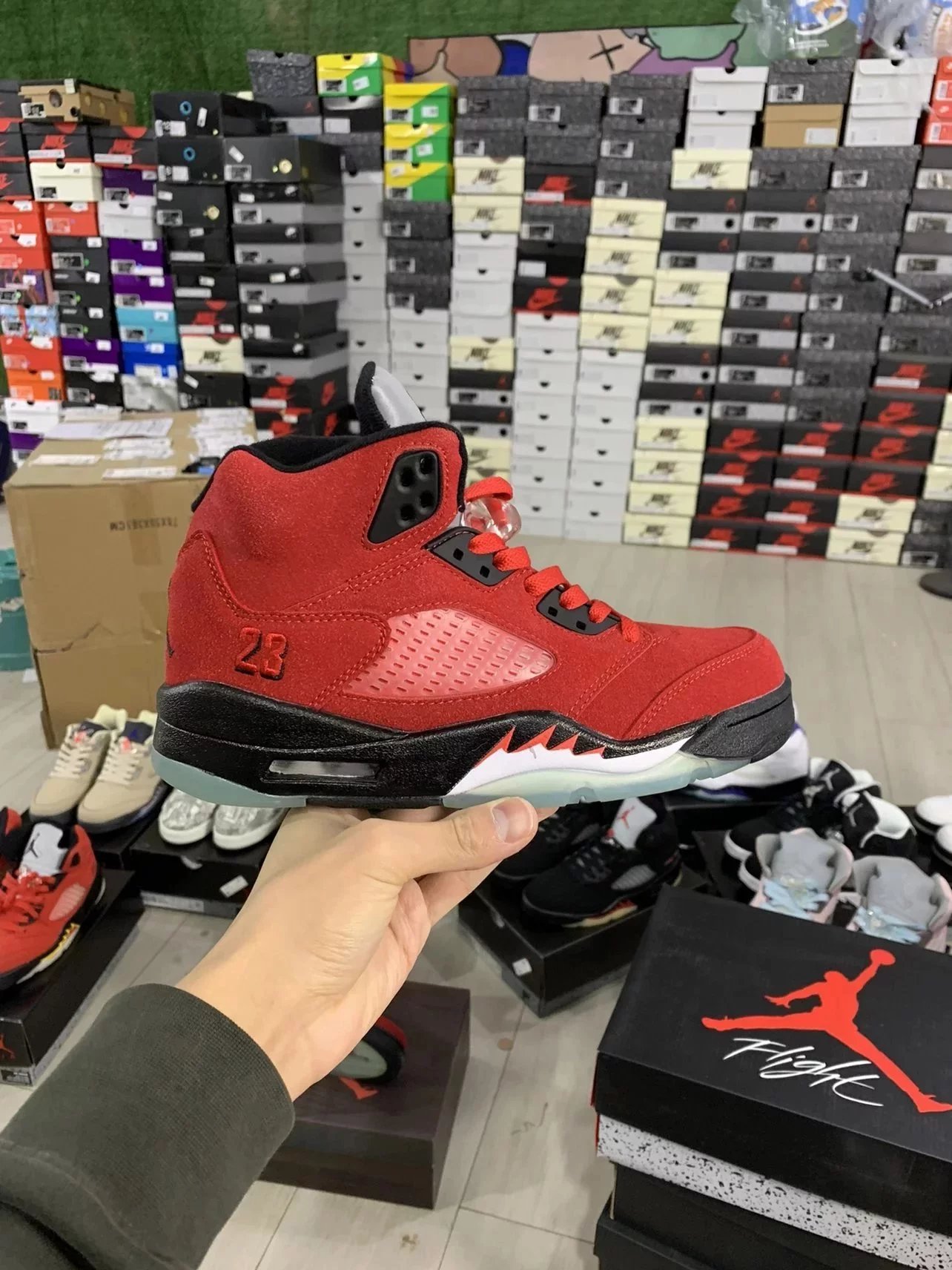 性价比版本 Air Jordan 5 Retro “Raging Bull” 高帮 大红公牛 aj5 乔5 高邦 公牛红 乔丹篮球鞋系列 鞋面几乎全部使用大红色麂皮覆盖，搭配黑色中底和细节，致敬公牛队