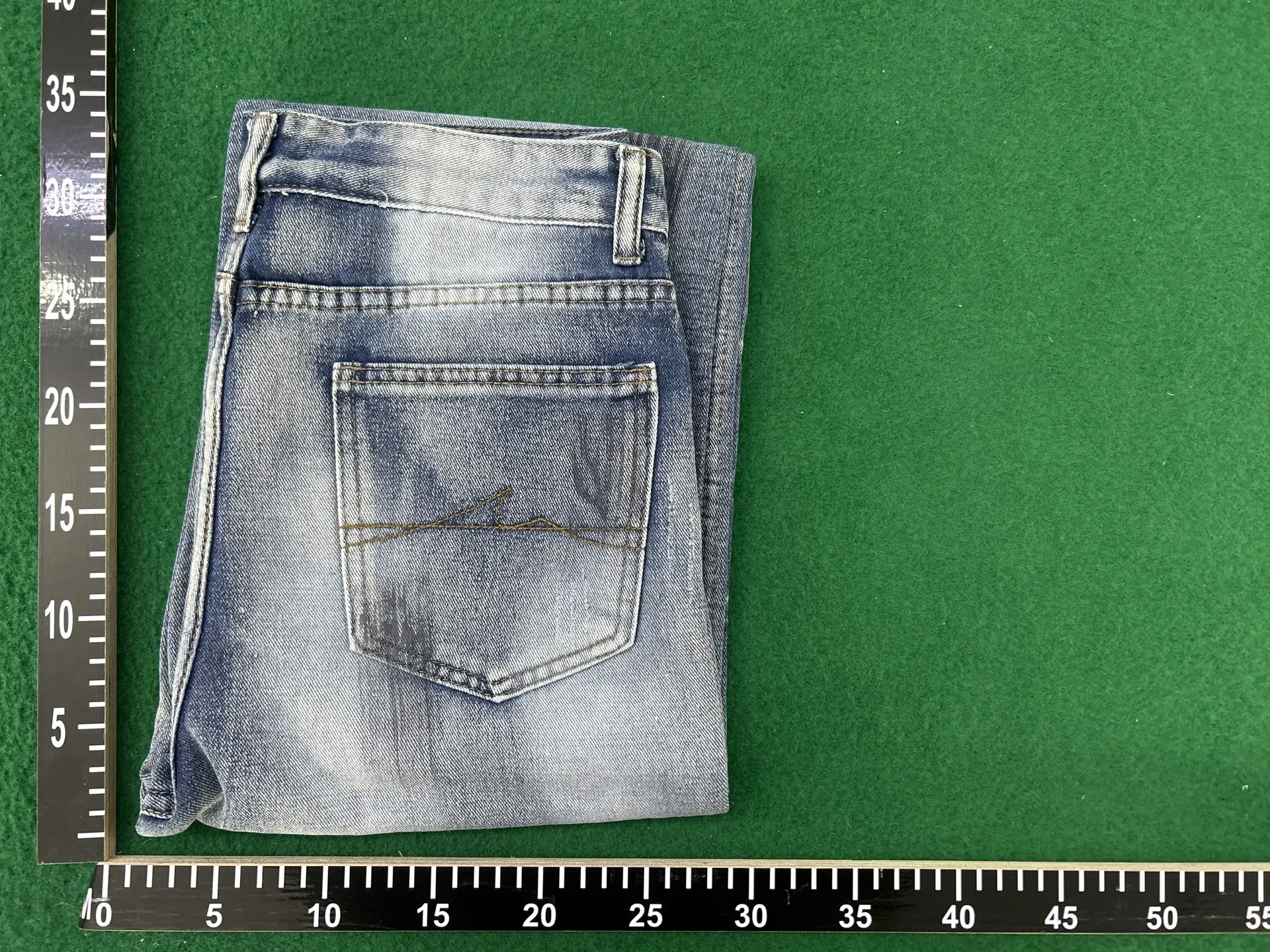 Street cleaning in the United States, distressed, dirty, ice blue, heavyweight, vintage washed, straight leg damaged, loose jeans man