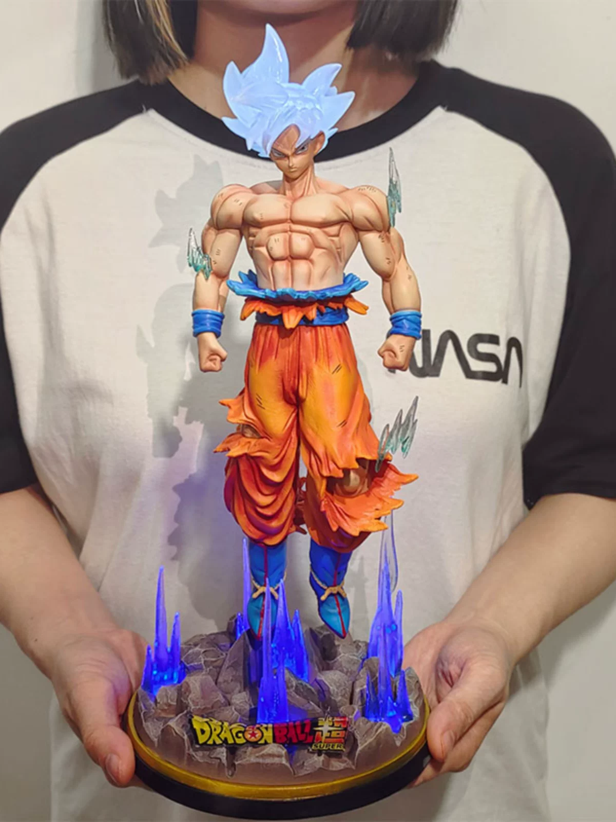 Dragon Ball Gk Free Will White Spirit Goku Super Saiyan Light-Up Figure Model Ornament Merchandise Foto QC de TAOBAO na Qualit.ly