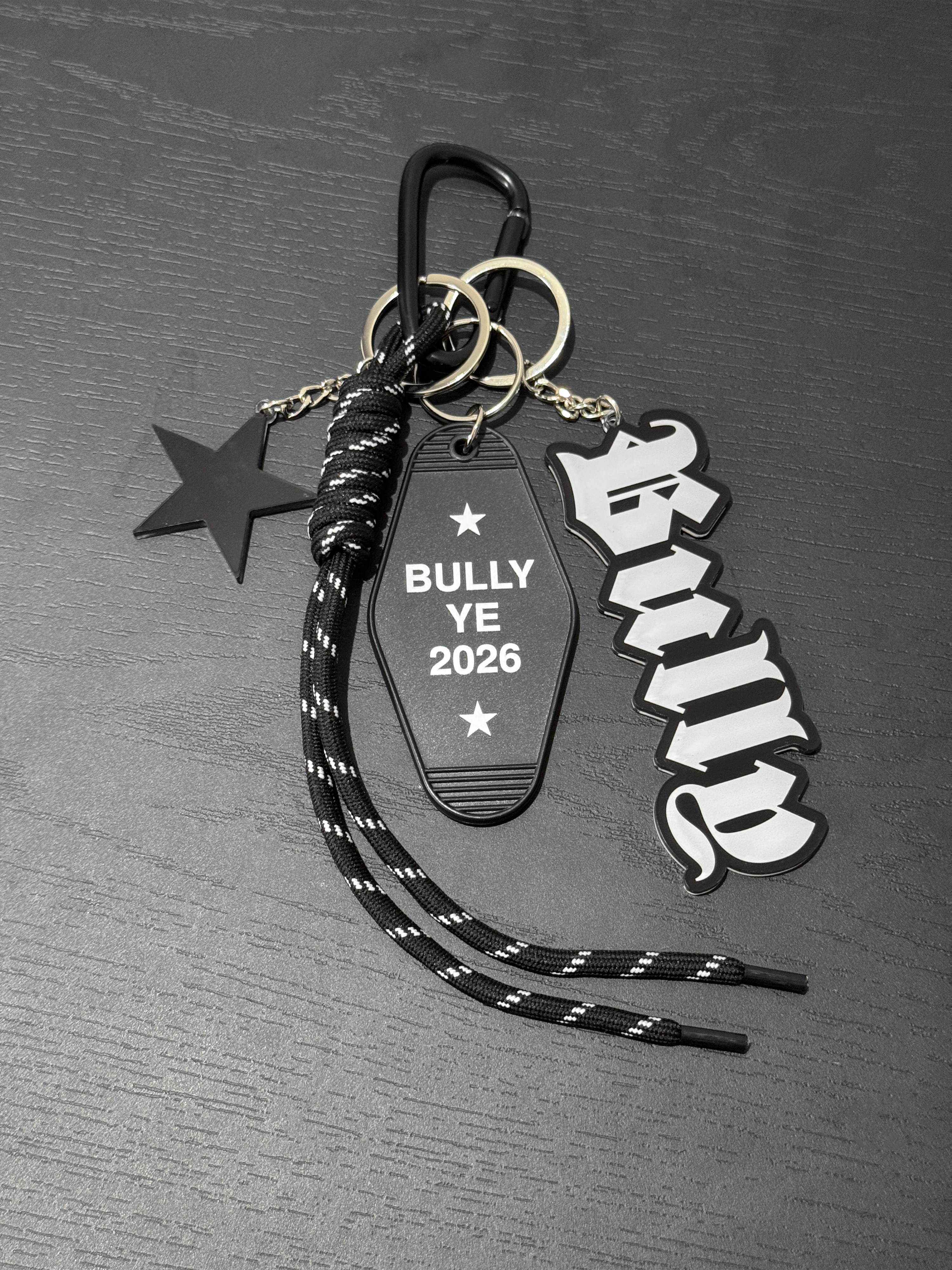 Original European and American Rap Kanye Bully Keychain Pendant Trendy Tristezashop Foto QC de TAOBAO na Qualit.ly