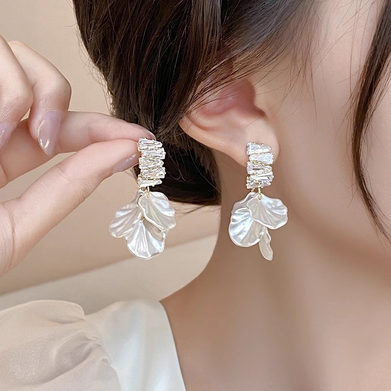 Shell Petal Tassel Earrings for Women 2026 New Style Elegant Earrings Light Luxury High-End Unique Exaggerated Ear Accessories