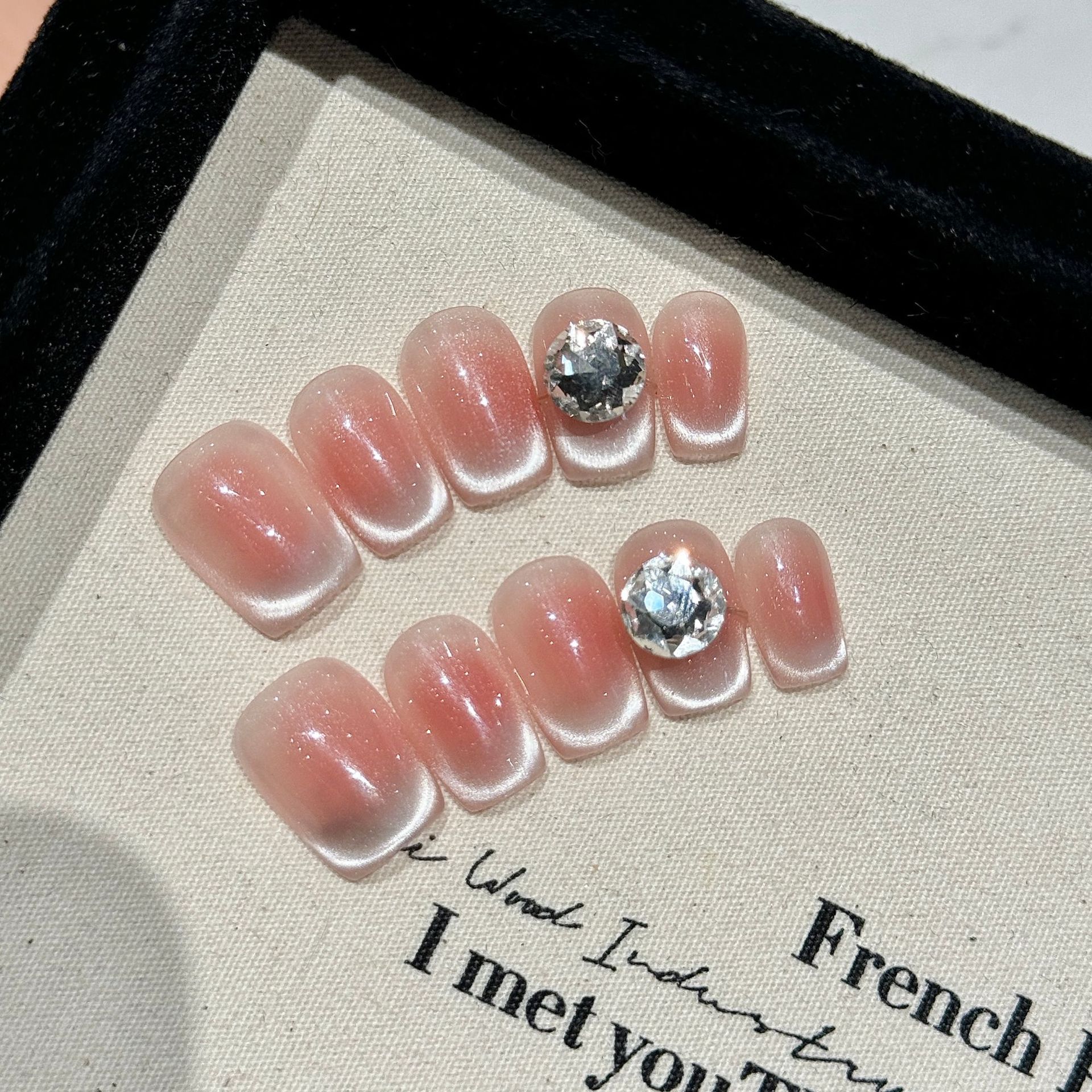 [Peach Jelly] Ice Penetrable Nude French Cat's Eye Pure Hand-Wearing White Short Nail Patch with Diamond