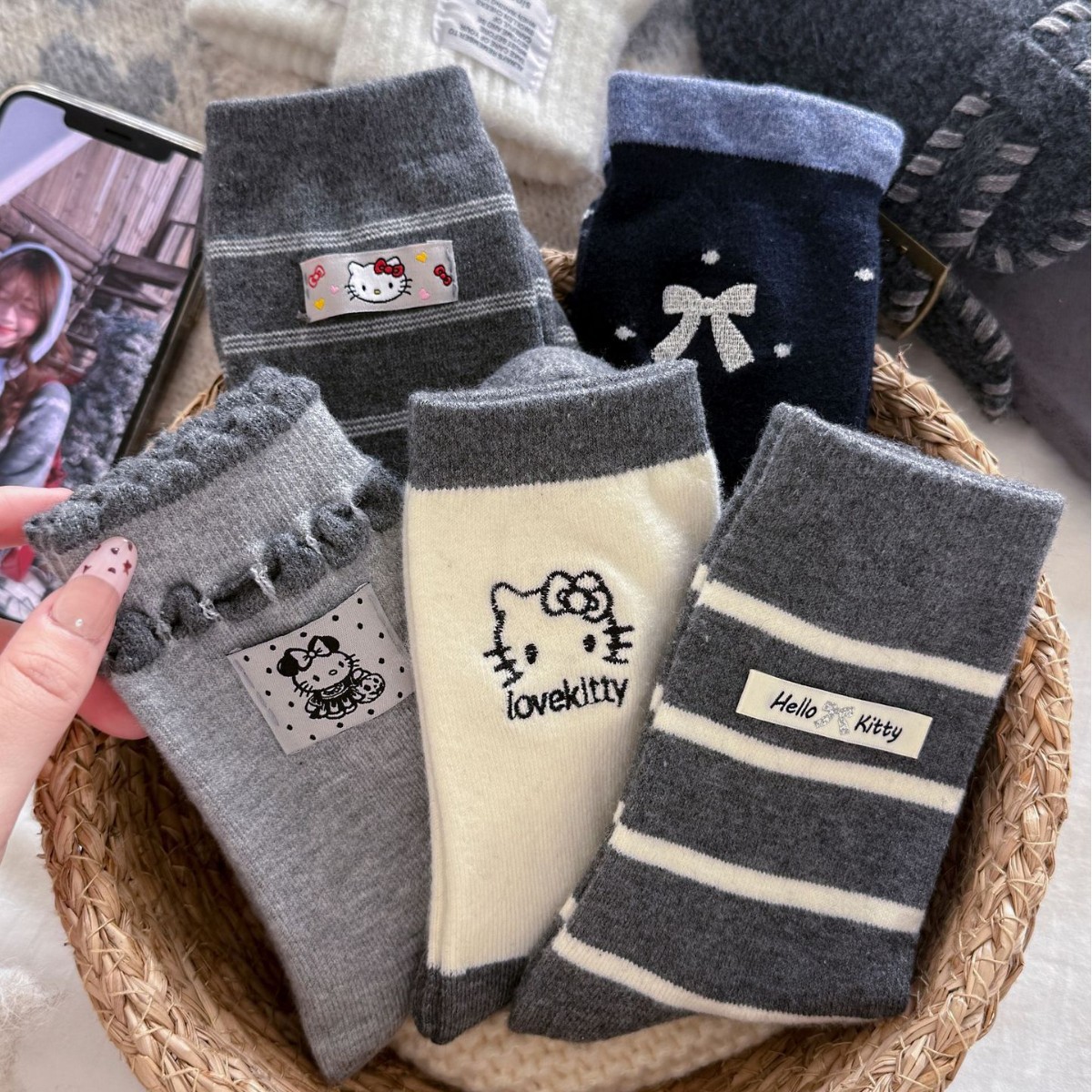 Korean-Style Fabric Label Autumn and Winter Thickened Warm Wool Embroidered Cat Socks for Women, Soft Striped Kt Ruffle Edge Slouch Socks