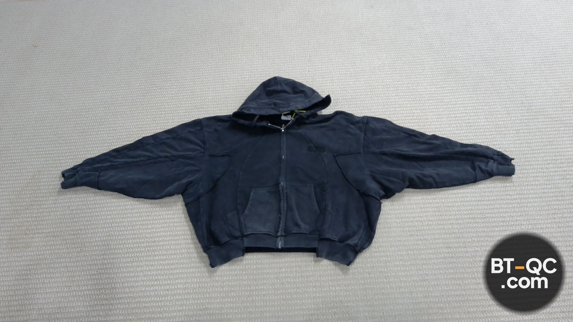 Vetements Vests QC