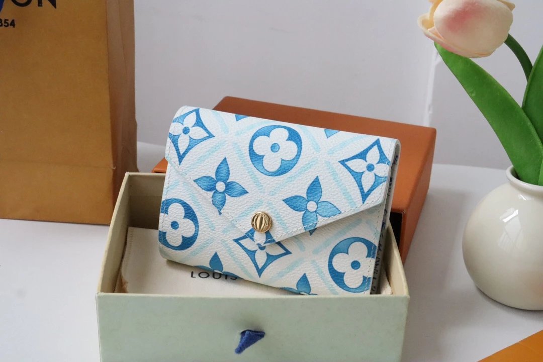 Top Original M83623 This By the Pool summer series Victorine wallet is reinterpreted on coated canvas with a dazzling Monogarm Tiles print pattern drawn from Mediterranean style. this compact envelope wallet has a unique square...