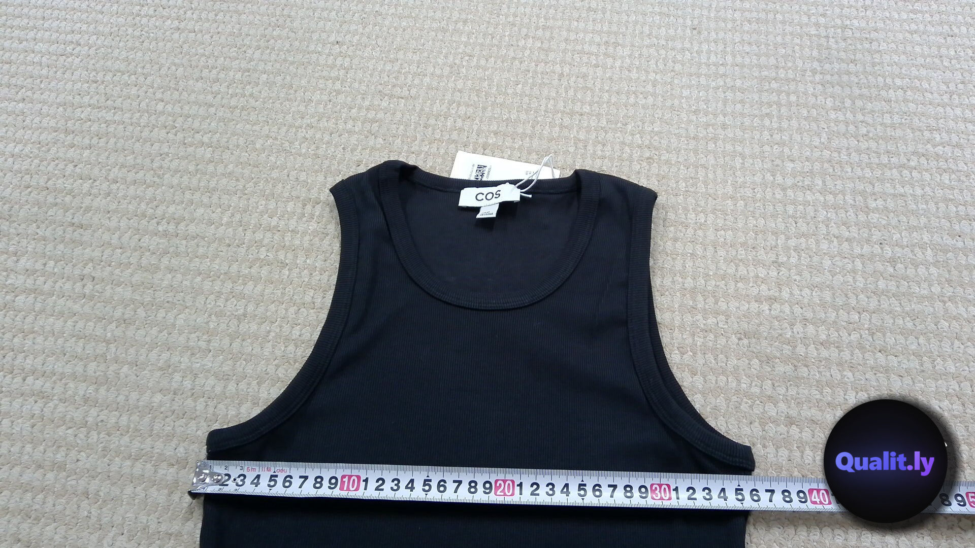 COS Black Tanktop — foto QC 3
