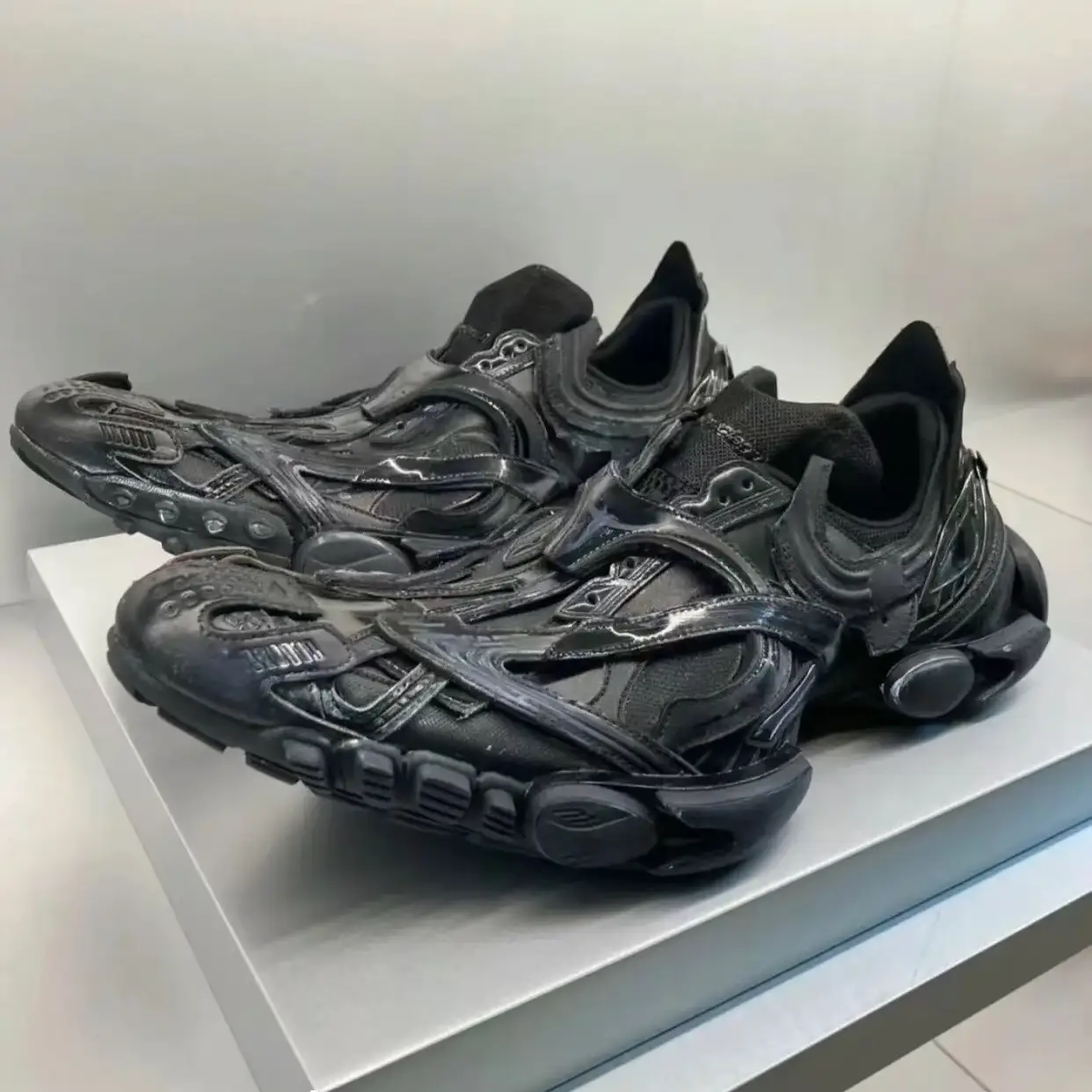 【Baliechege】Paris Catwalk Crocodile Shoes for Men and Women New arrival Thick Sole Heightening Casual Sports Dad Shoes