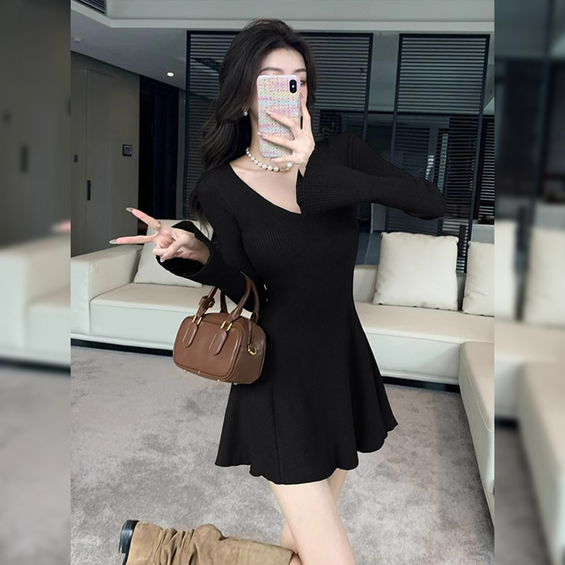 Black Slim Fit French V-neck dress Sexy Inner Base Skirt Women's Autumn and Winter Long-sleeved High-end Small Black Skirt