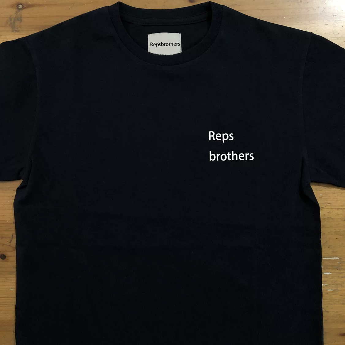 G. D T-shirt