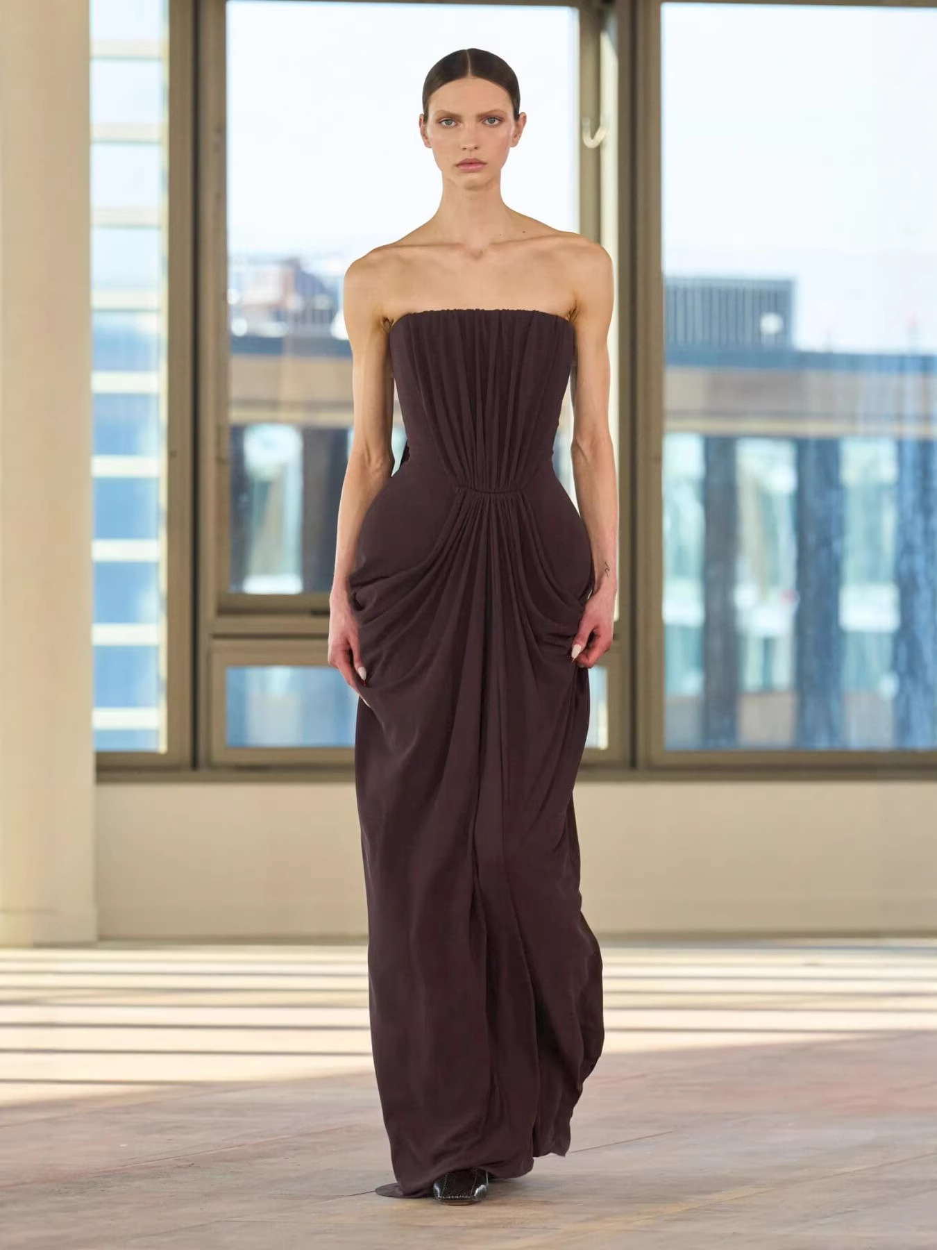 In stock | Brown Strapless Long Dress with Three-Dimensional Pleats, Simple and Elegant Runway Style Gown for Banquets and Wedding Hosting