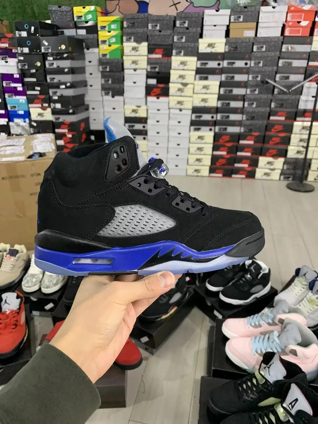 性价比版本 Air Jordan AJ5 “Racer Blue” 赛车蓝黑蓝 CT4838-004 鞋身整体采用大面积黑色呈现，搭配麂皮材质打造的鞋面，令整双鞋兼具颜值与质感.蓝色中底上的标志性