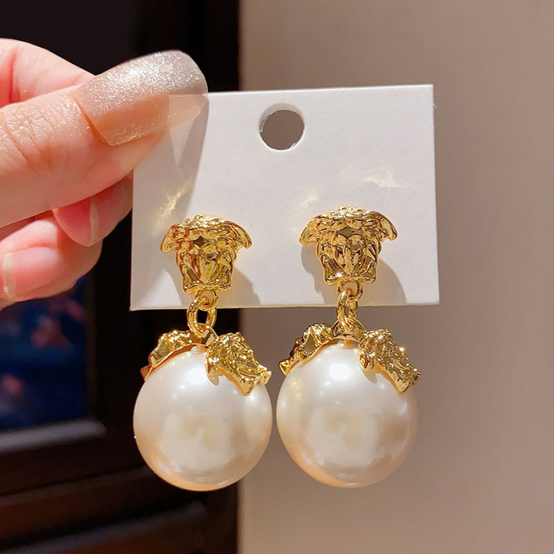 Silver Needle Exaggerated Figure Pearl Pendant Earrings French Retro Elegant Earrings Light Luxury Court Style Distinctive Earrings