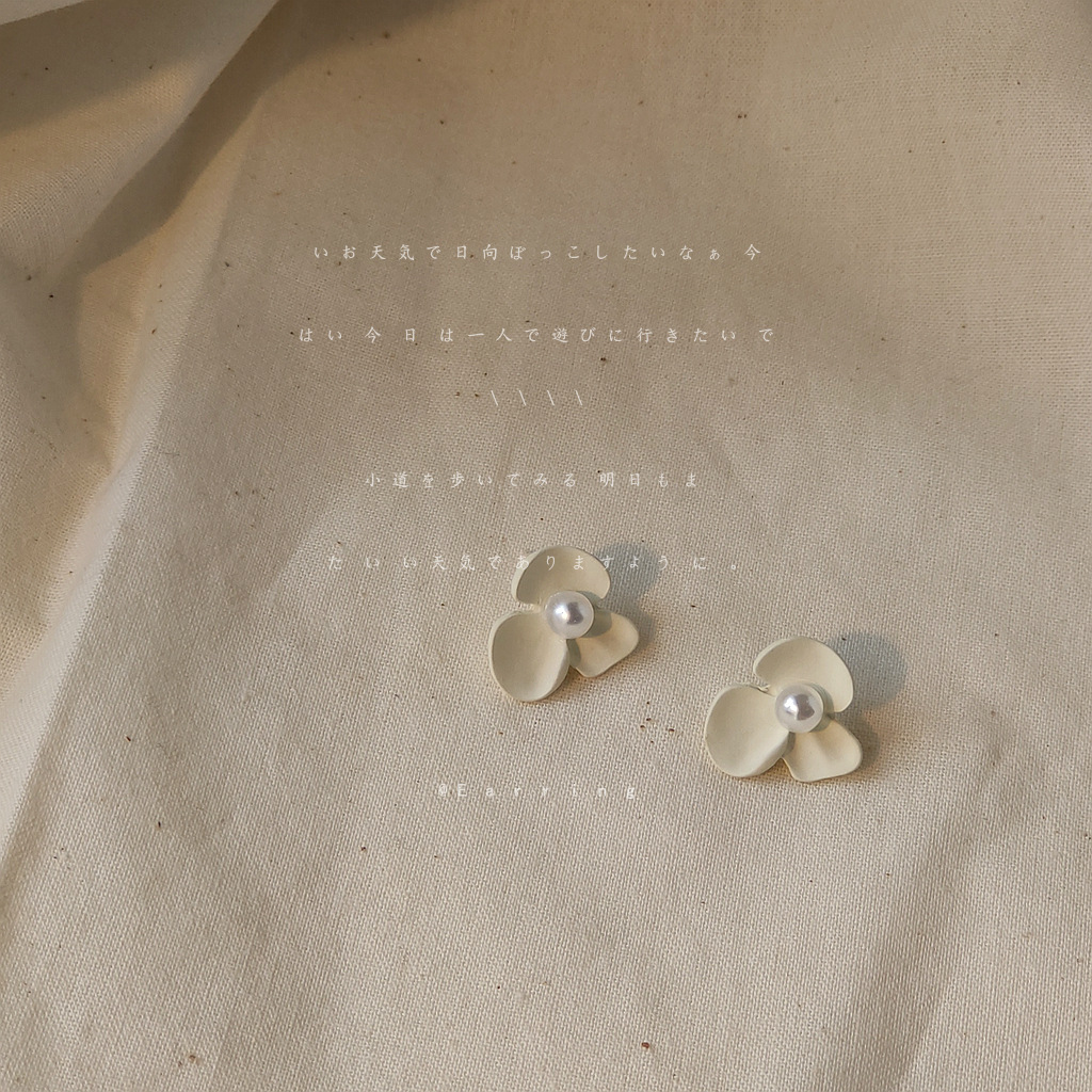 Super Fairy-Like Milky White Earrings with Pearls and Flowers, Simple Silver-Plated Needle Earrings for Women, Korean High-End Style, Spring Collection