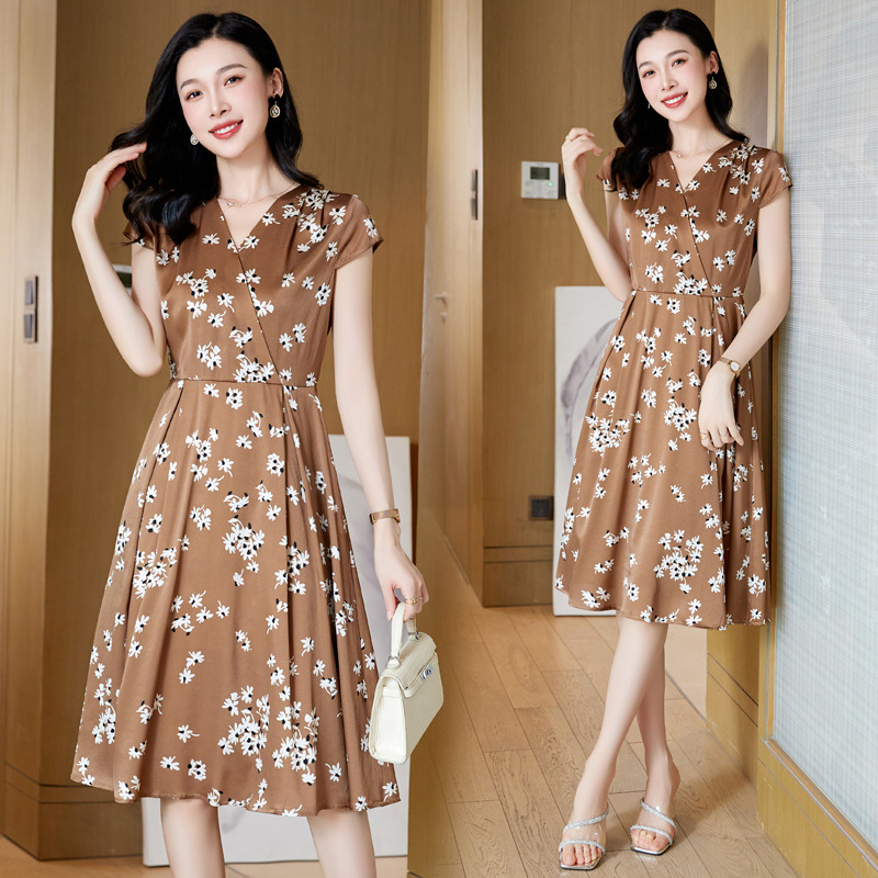 2025 New Summer V Neck Waist Slimming Look Elegant Intellectual Versatile Fashion Silk Short-Sleeved Dress Daisy