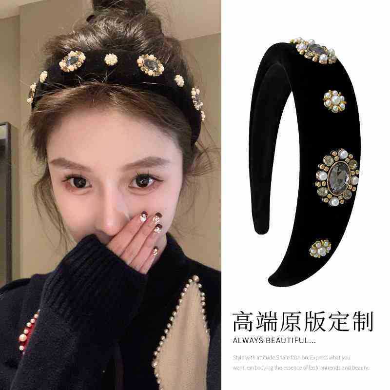 Super Stylish~ Black Velvet Headband with Sparkling Rhinestones and Pearls, Light Luxury, High-End Craftsmanship, High Crown Hairband, New Hair Accessory with a Premium Feel