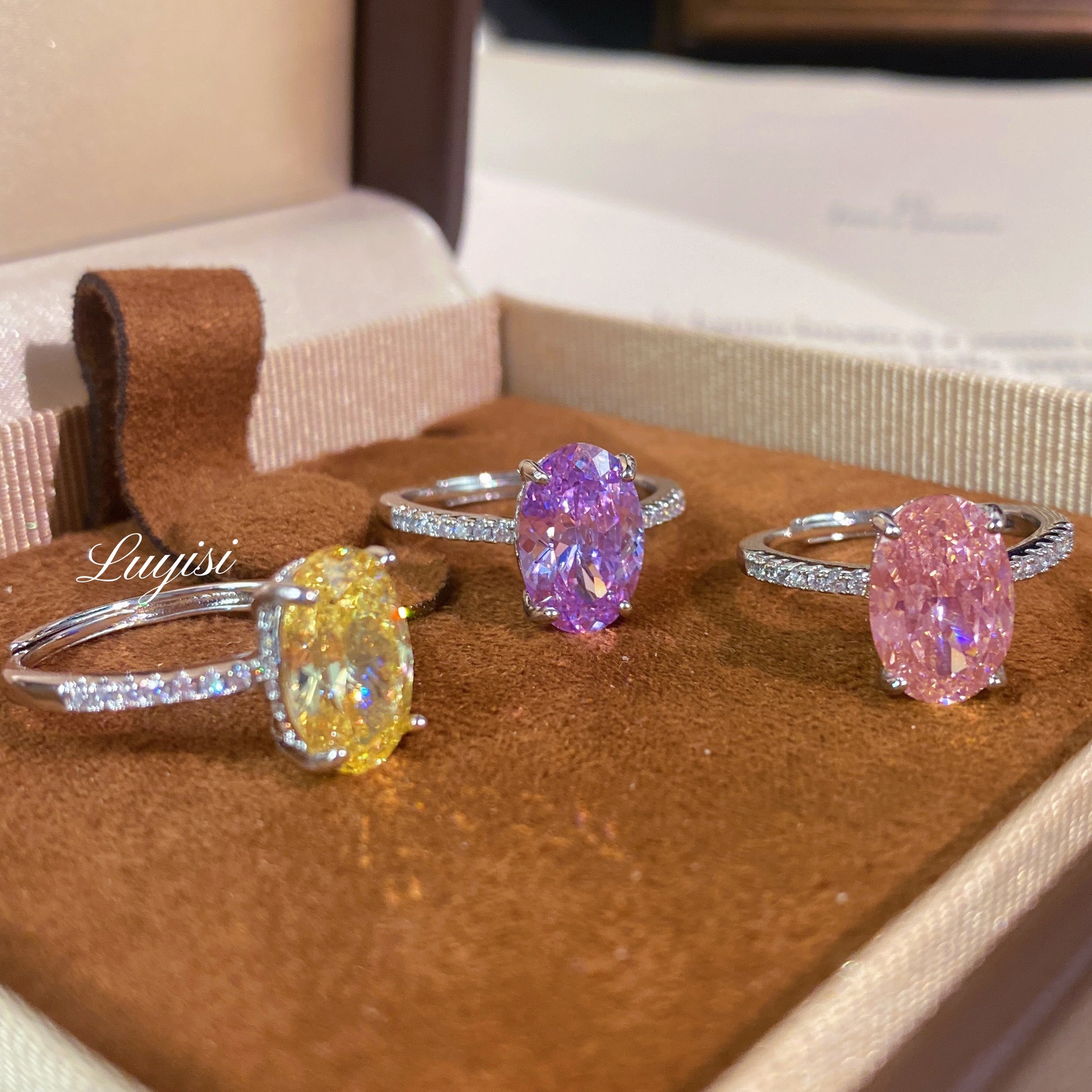 Luxurious Socialite Style Ice Flower Sparkling Pigeon Egg Yellow Ring for Women, Purple Lithium Gemstone Oval-Shaped Dazzling Fire-Colored Index Finger Ring