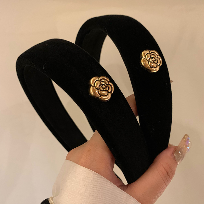 Autumn and Winter Small Fragrance Black Velvet Camellia Headband High-End High Skull Headband French Style Versatile Hair Hole for Going Out