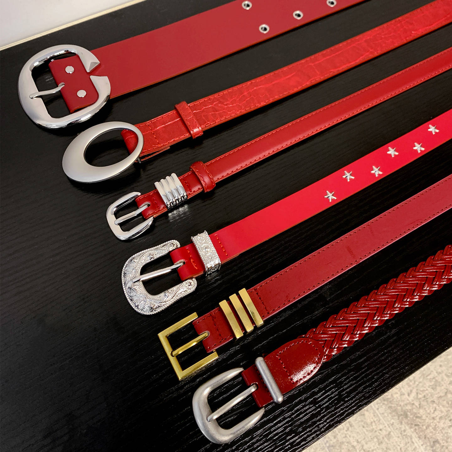 Vintage American-Style Y2K Red Belt for Women, High-End Feel, Suitable for Dresses and Jeans, with Waist Cincher, Niche Studded Leather Belt